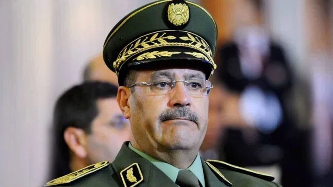 Homme en uniforme militaire avec décorations et chapeau.