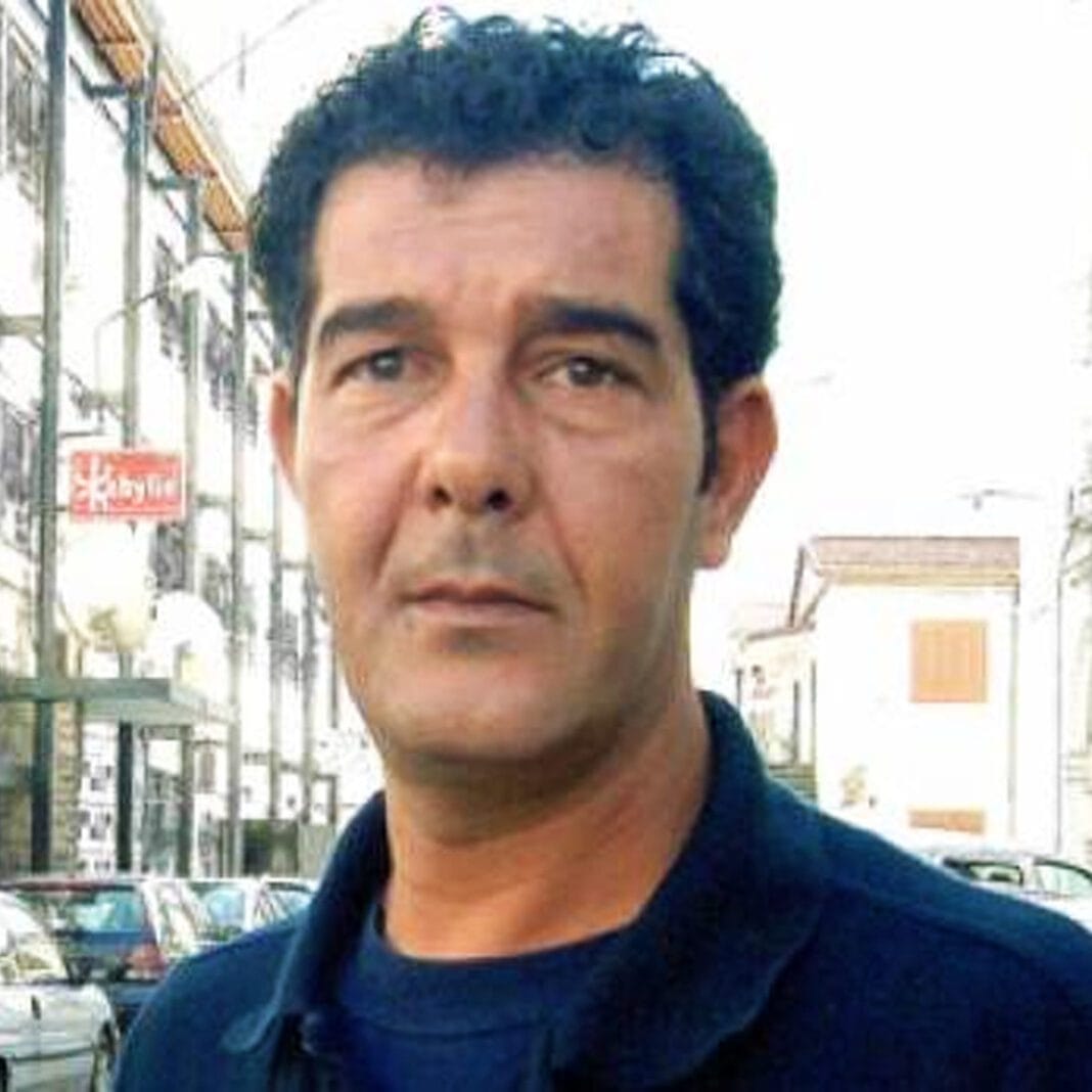 Algerie: Adel Sayad le journaliste et poète, est condamné à deux ans de prison ferme, pour une publication sur Facebook Homme sérieux dans une rue urbaine, portrait en extérieur.