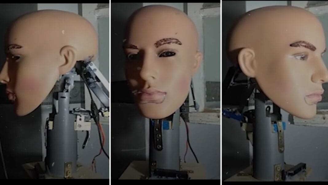 Robot humanoïde avec visage réaliste et capteurs faciaux sophistiqués.