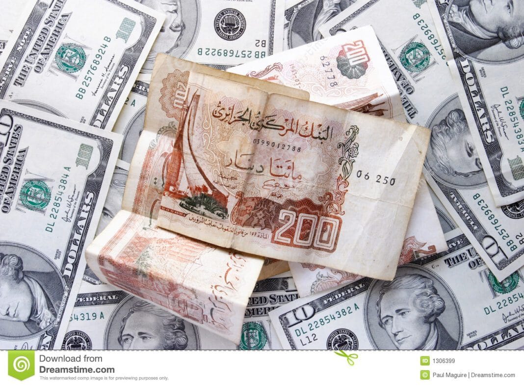 Billets de banque marocains et dollars américains en gros plan.