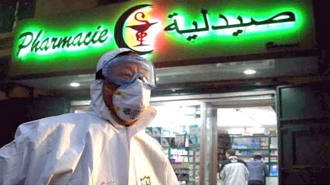 Covid-19 en Algérie : les pharmaciens privés s’engagent dans la campagne de vaccinations et des concentrateurs d’oxygène Pharmacie moderne avec personnel en équipement de protection sanitaire.