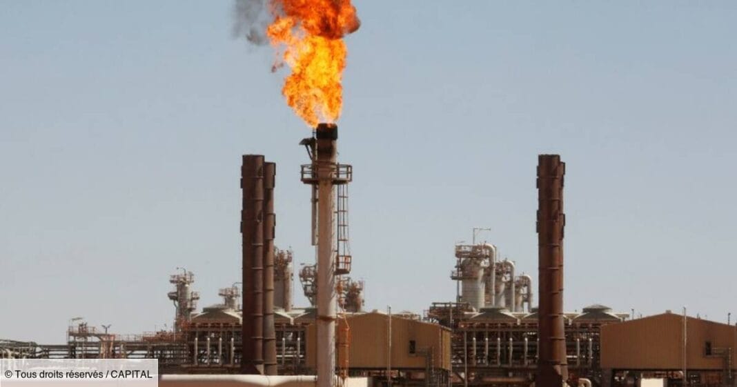 Stabilisation des prix du pétrole en Algérie Fumée et flammes sortant d'une raffinerie pétrolière.
