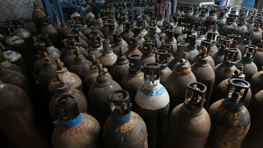 En Algérie le business indécent et lucratif de l’oxygène n’a aucune pitié pour les malades et cas de décès du Covid-19 Réservoirs de gaz industriels variés dans un entrepôt.