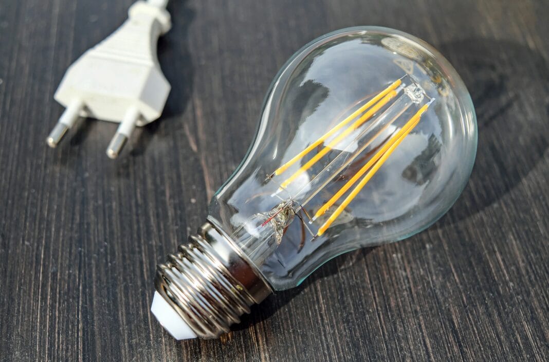 L’Algérie sera débarrassée des délestages cet été, foi du ministre de l’énergie Ampoule électrique avec filaments visibles sur une surface en bois.