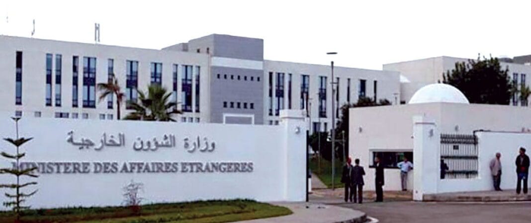 Ministère des Affaires Étrangères Entrée du ministère des Affaires étrangères avec le nom en arabe et français.
