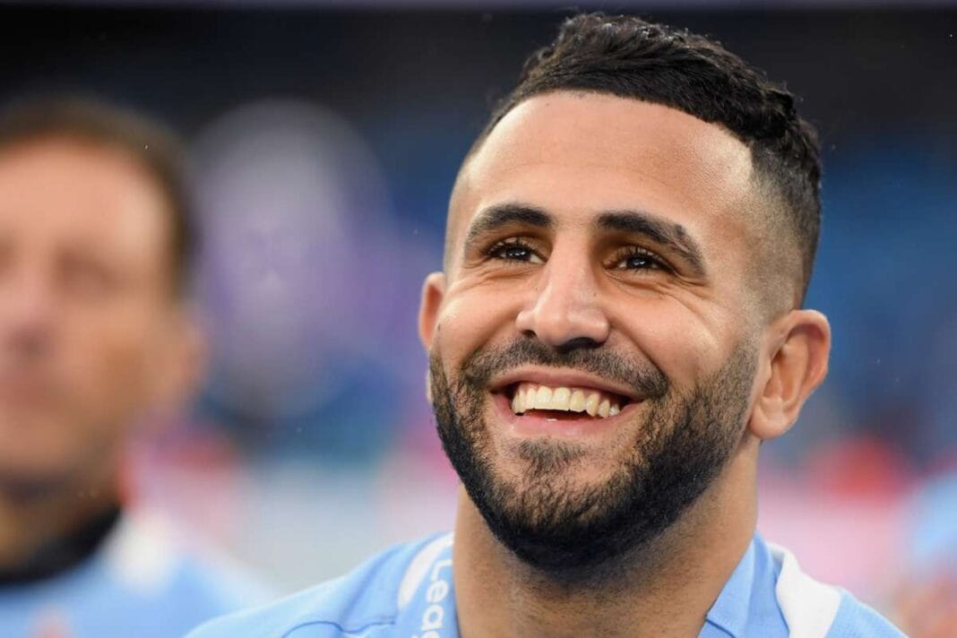France : Découvrez l’accueil magnifique réservé à Mahrez (Vidéo) Riyad Mahrez souriant en tenue de football sur le terrain.