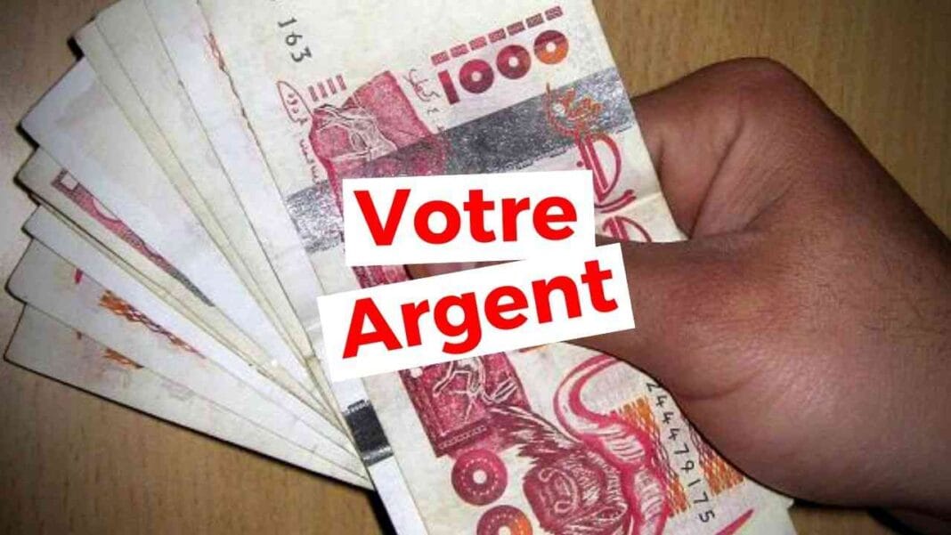 Voici le taux de change du dinar algérien face aux principales devises pour ce 16 mars Main tenant des billets de 1000 dinars algériens.