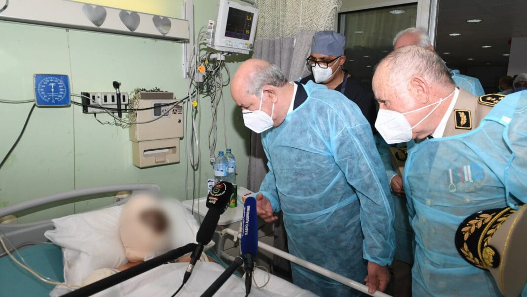 Feux de forêts: Tebboune et Chengriha rendent visite aux blessés Le président Tebboune et le général Chengriha visitent un patient blessé en hôpital.