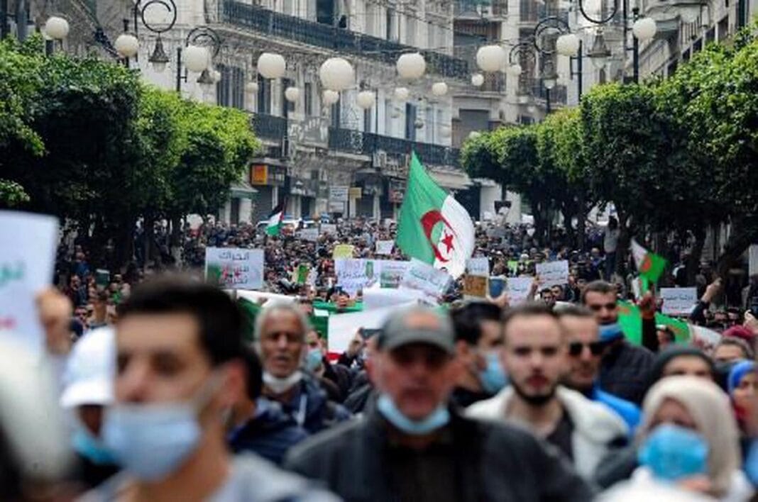 Manifestation en Algérie contre la répression Manifestation de masse en Algérie avec drapeaux et pancartes.