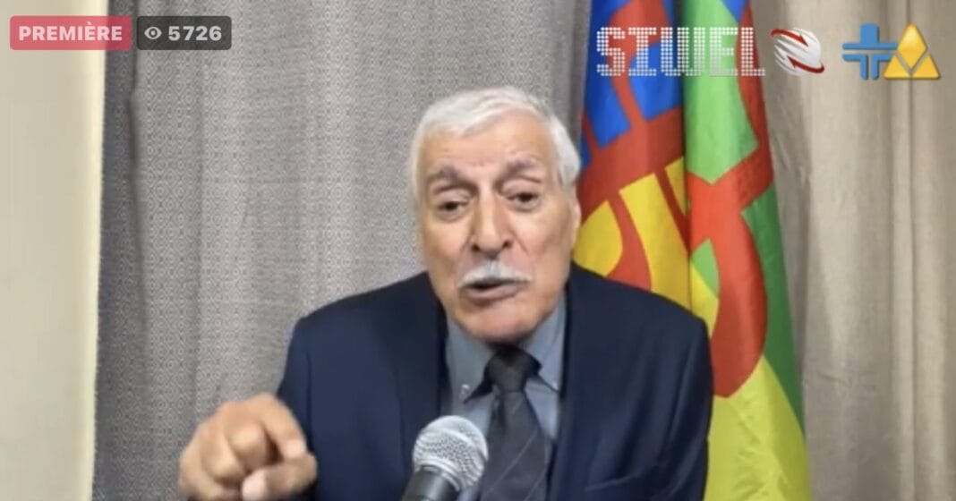 Homme politique s'exprimant lors d'une conférence en Algérie.