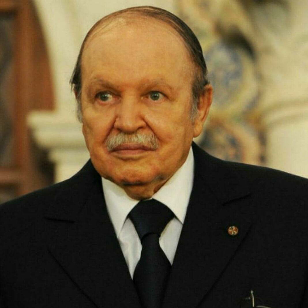Bouteflika était contre l’arabisation et voulait faire venir des professeurs de France Homme âgé en costume noir avec cravate, expression sérieuse.