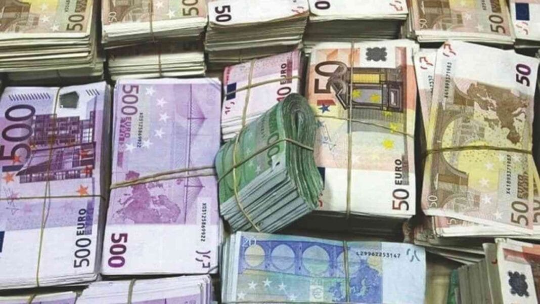 Devises Algérie : taux de change du Dinar face à l’Euro Fonds de billets en euros de différentes valeurs et coupures.