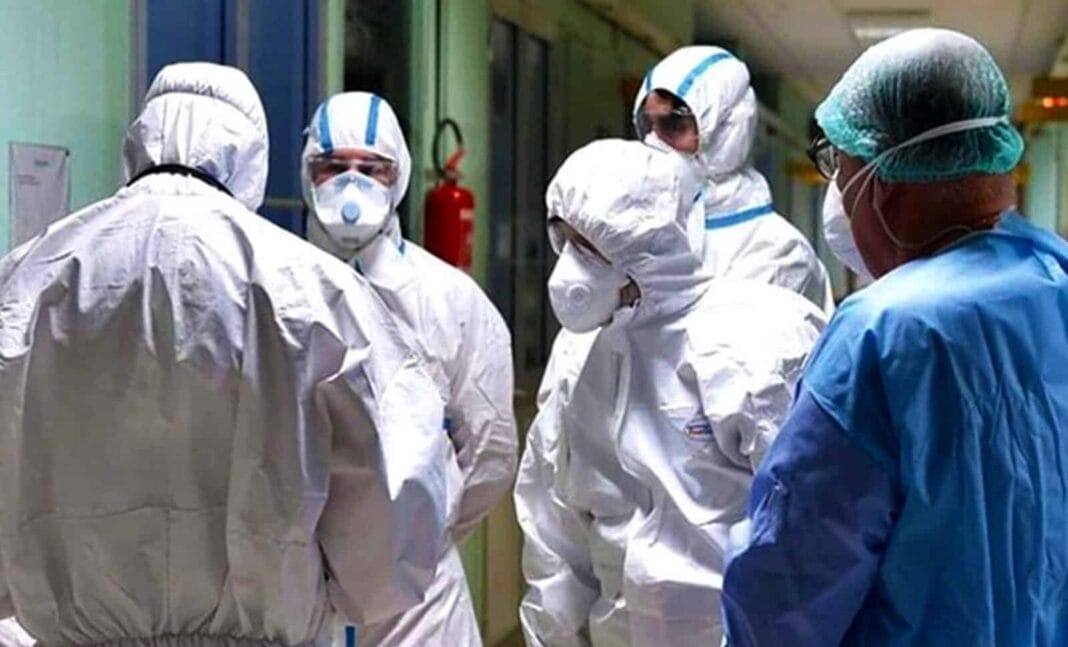 Médecins en protection contre le COVID-19 Médecins en tenue de protection dans un hôpital en Algérie.