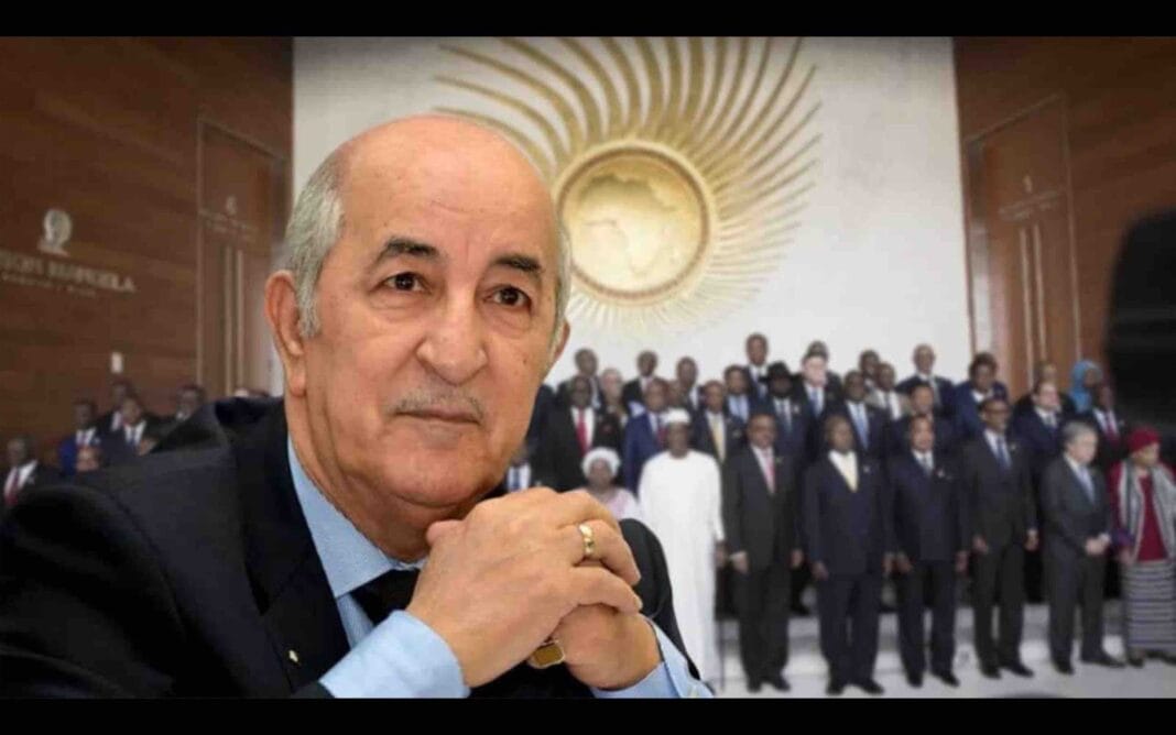 Retour d’Israël à l’Union Africaine : l’Algérie et sept autres pays contestent vivement cette proposition Homme politique en réunion avec un groupe de personnes en arrière-plan.
