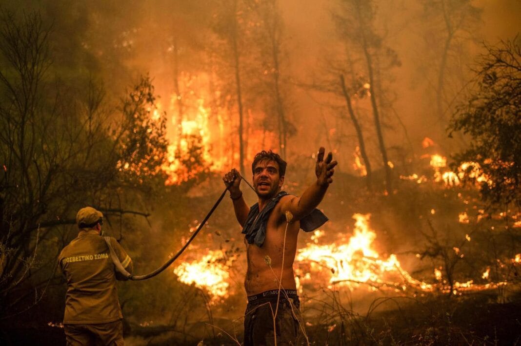 Le temps des déceptions et des frustrations Pompiers combattant un incendie de forêt dans la région du Maghreb.