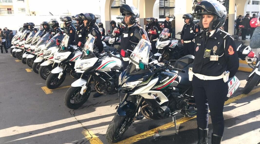 Groupe de policiers à moto en service dans une zone urbaine au Maroc.