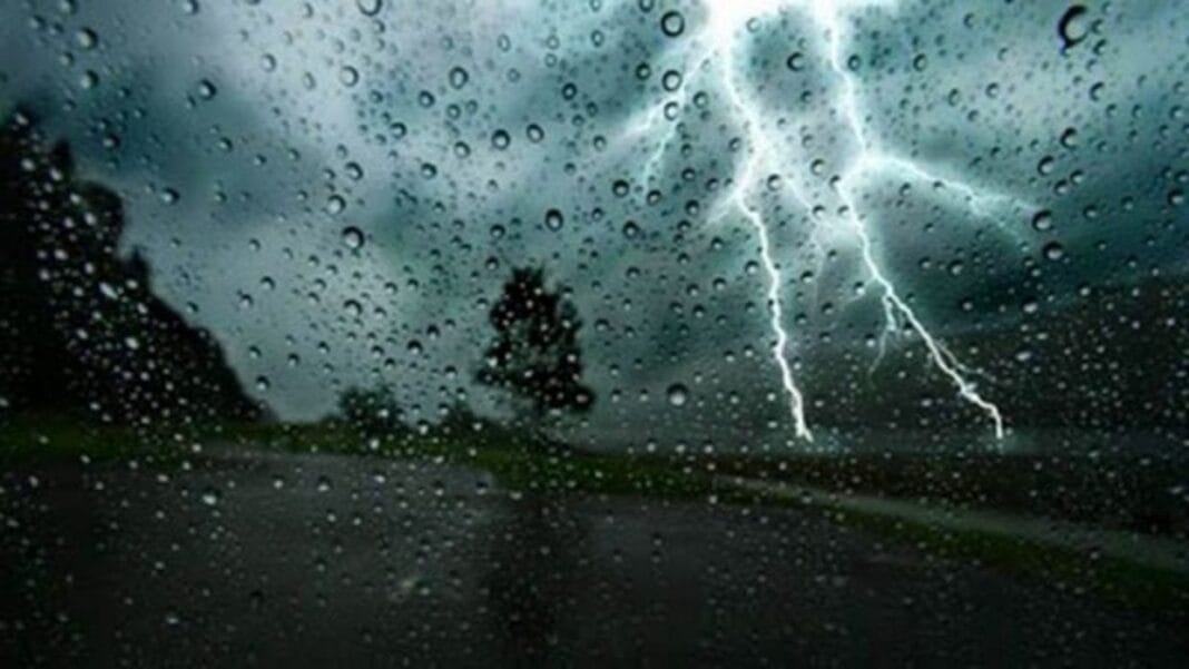 Foudre frappant pendant une tempête orageuse.