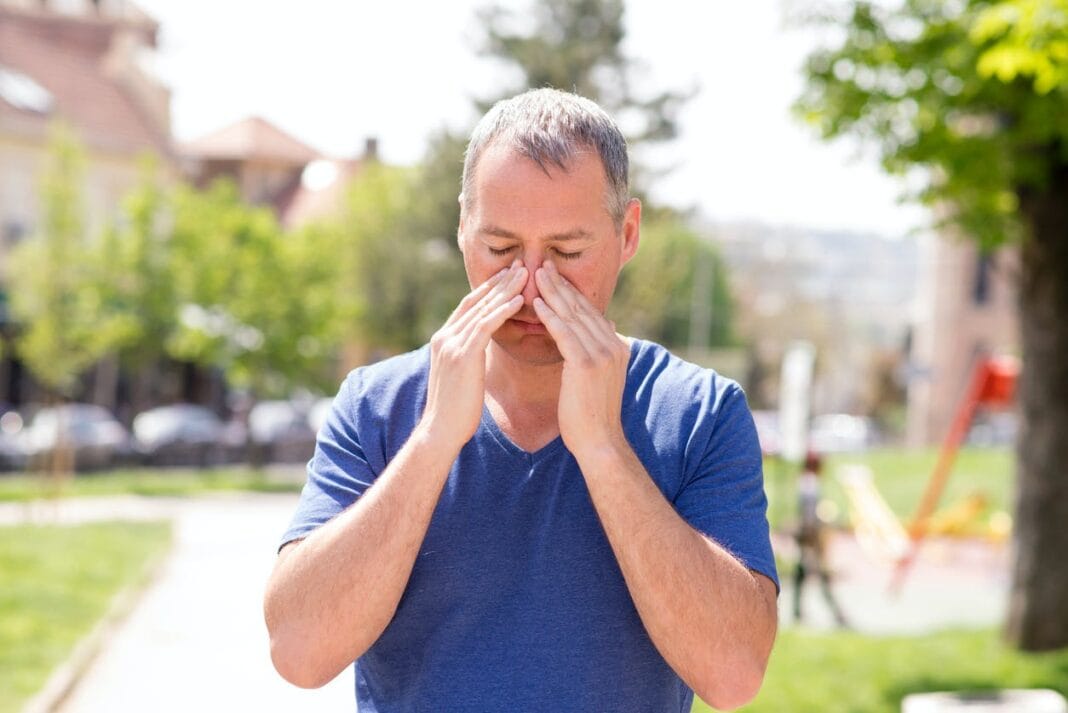 Non, appliquer du Vicks Vaporub dans les narines contre le Covid-19 n’est pas une bonne idée Homme souffrant de congestion nasale en extérieur.