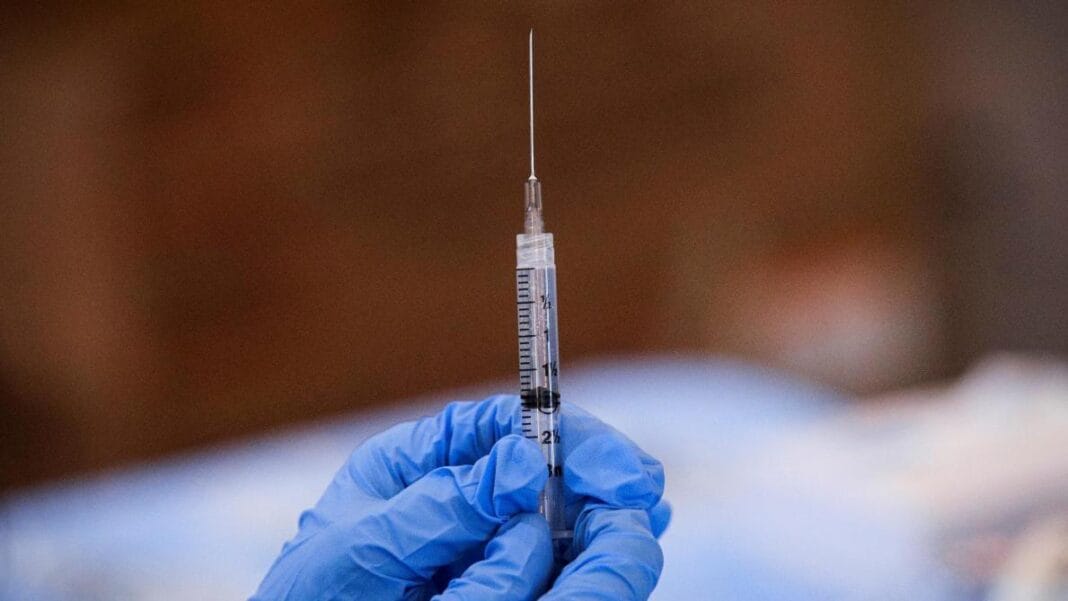 Il n’y a pas besoin d’une 3e dose de vaccin anti-Covid maintenant, affirme l’OMS Syringe médicale avec aiguille pour vaccination anti-Covid.