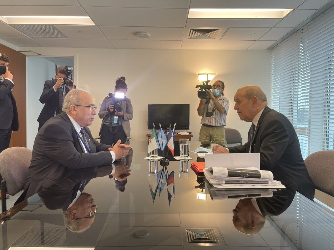Tête à tête Lamamra – Le Drian : 2 dossiers sur la table Lamamra et Le Drian en discussion lors d'une réunion officielle.
