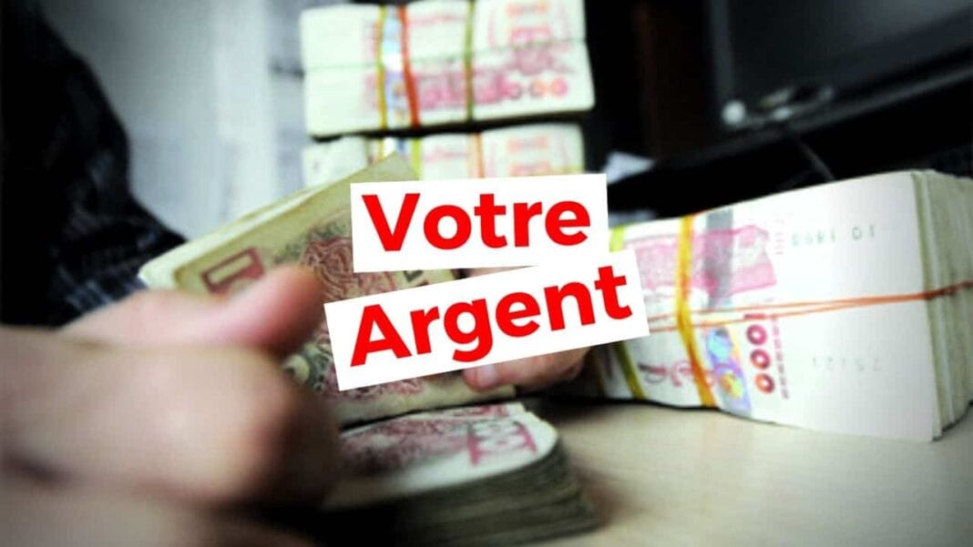Gros plan sur des billets de banque algériens en rouleaux.