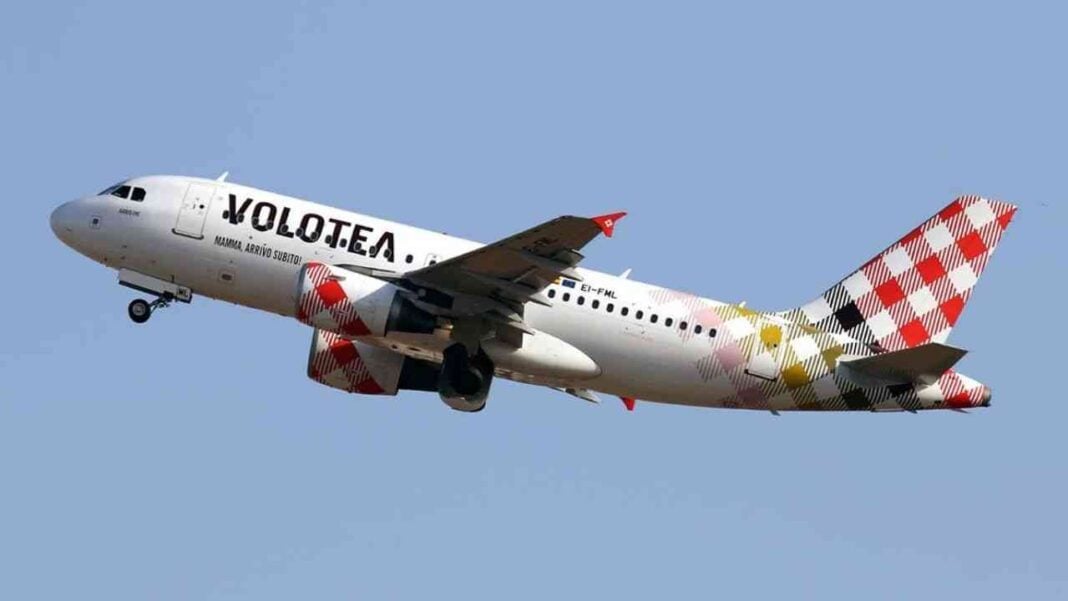 Avion de Volotea en vol vers l’Algérie avec design coloré.