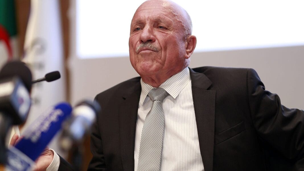 Justice : l’affaire Hamid Melzi reportée au 19 décembre prochain Homme politique âgé lors d'une conférence de presse.
