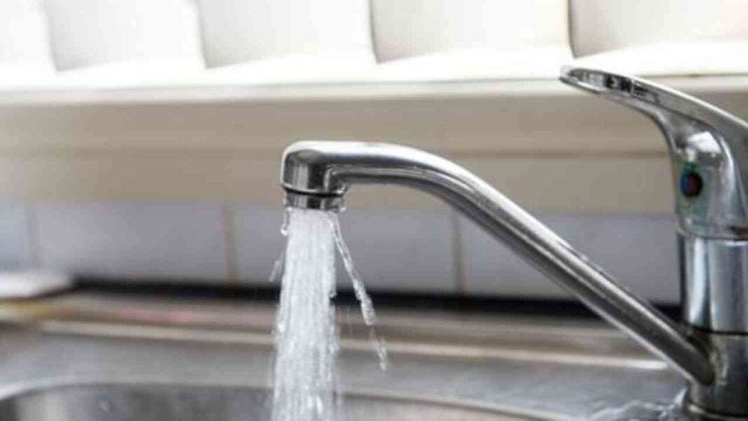 Alger a t-elle de l’eau potable ? Fuite d'eau d'un robinet dans un évier de cuisine.