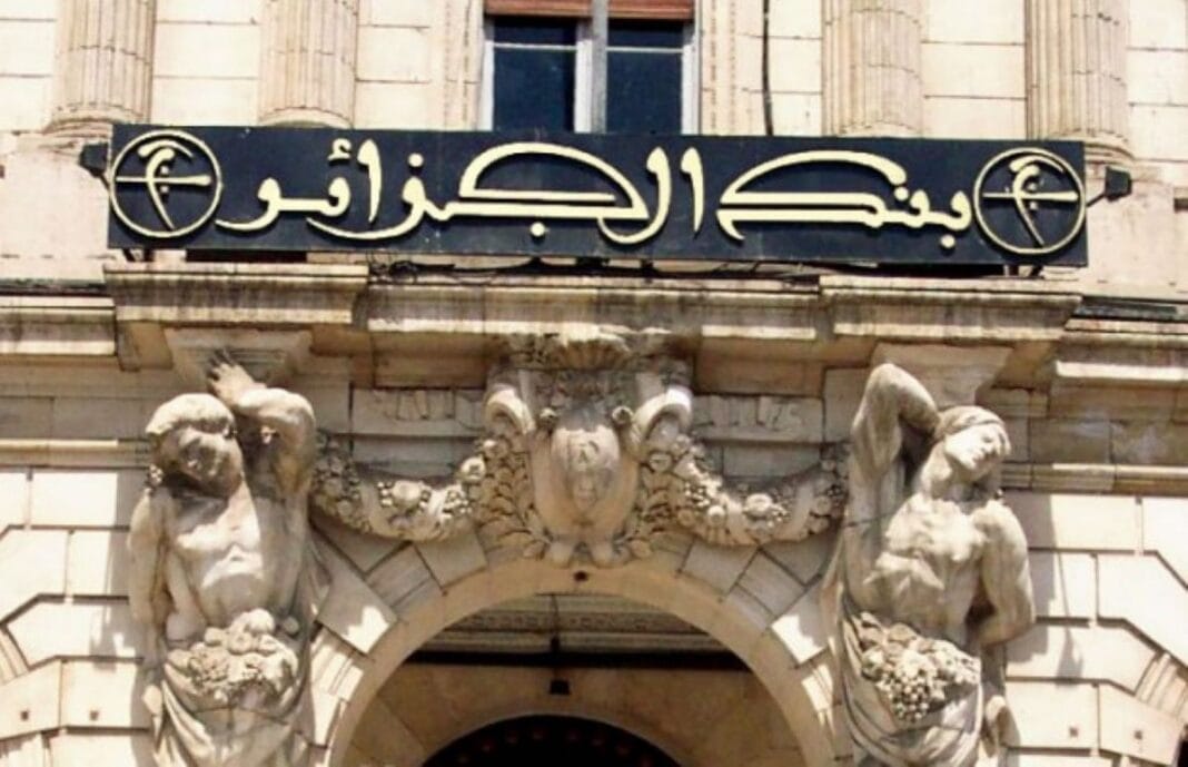 Bâtiment administratif à Alger Façade d'un bâtiment historique à Alger avec sculptures et inscription en arabe.