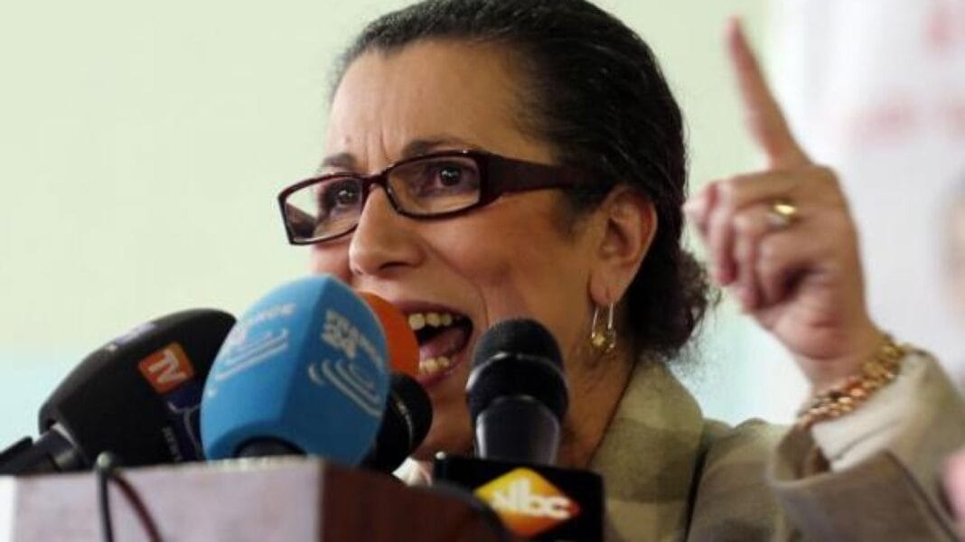 Louisa Hanoune face à la ministre Nadia Labidi ce jeudi au tribunal Femme politique parlant lors d'une conférence de presse avec microphones.
