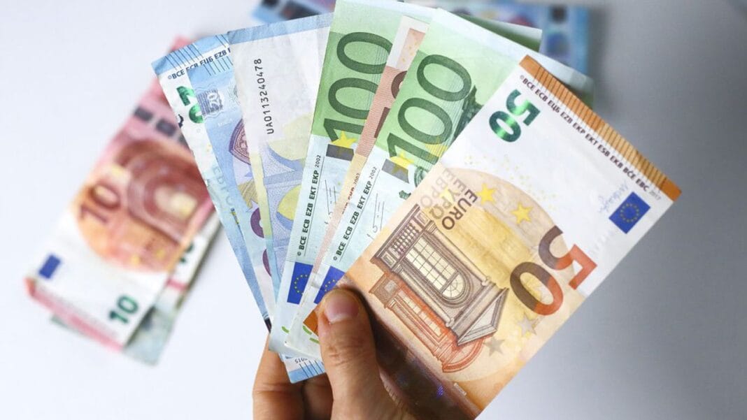 L’Algérie dans le Top 10 africain du pouvoir d’achat en 2025 Billets de banque en euros dans la main d'une personne.