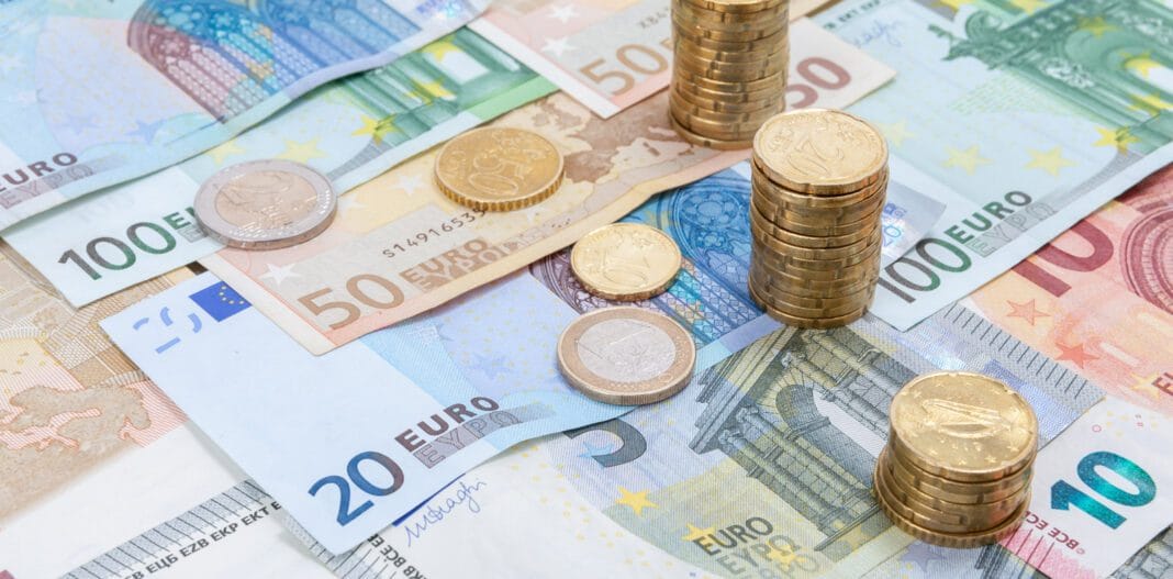 Économies et finances en Euro Pièces et billets en euros pour illustrer l'économie.
