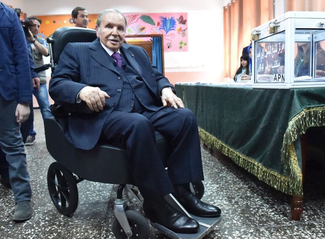 Abdelaziz Bouteflika enterré à Alger sans les honneurs auxquels tout ancien Président devrait avoir droit Homme en fauteuil roulant lors d'un événement officiel ou social.