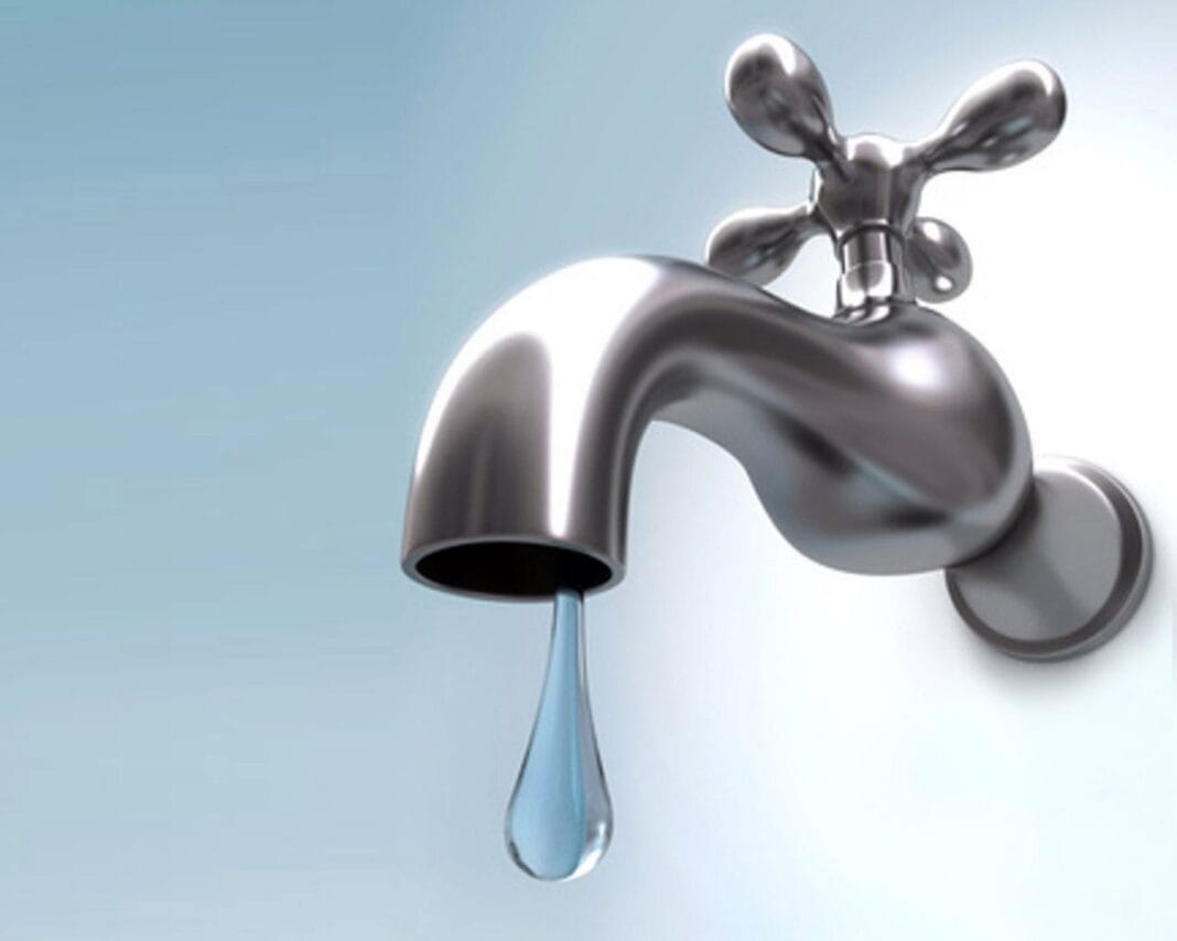 Robinet en métal avec goutte d'eau, symbole de l'eau potable.