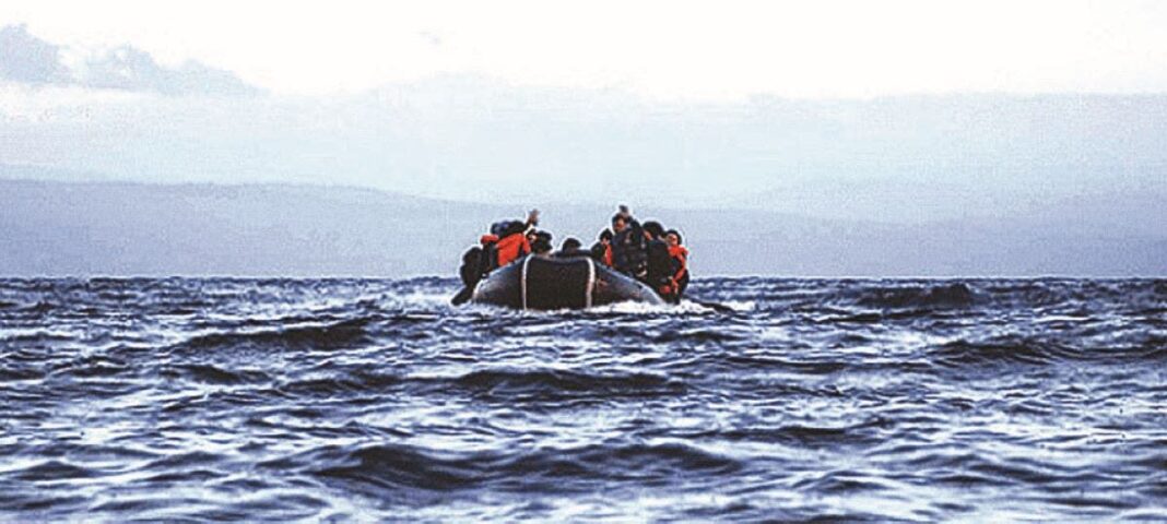 Migration en mer au Maghreb Groupe de migrants en mer avec une embarcation de fortune.