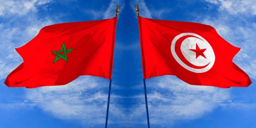 Coronavirus : Le Maroc et la Tunisie atteignent l’objectif mondial de la vaccination Drapeaux du Maroc et de la Tunisie flottant dans le ciel bleu.
