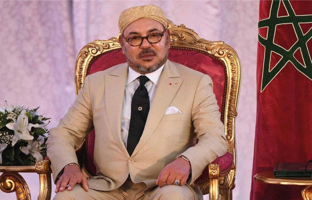 Le Maroc demande à l’Algérie de lui rendre Bouteflika Homme en costume beige, assis sur un fauteuil doré, drapeau marocain en arrière-plan.