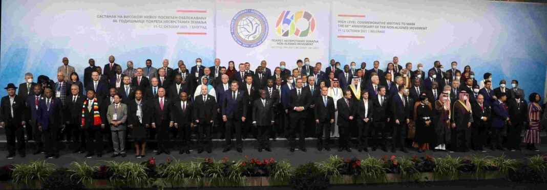 Les non-Alignés soutiennent l’Algérie Groupe de dirigeants lors d'une conférence internationale.