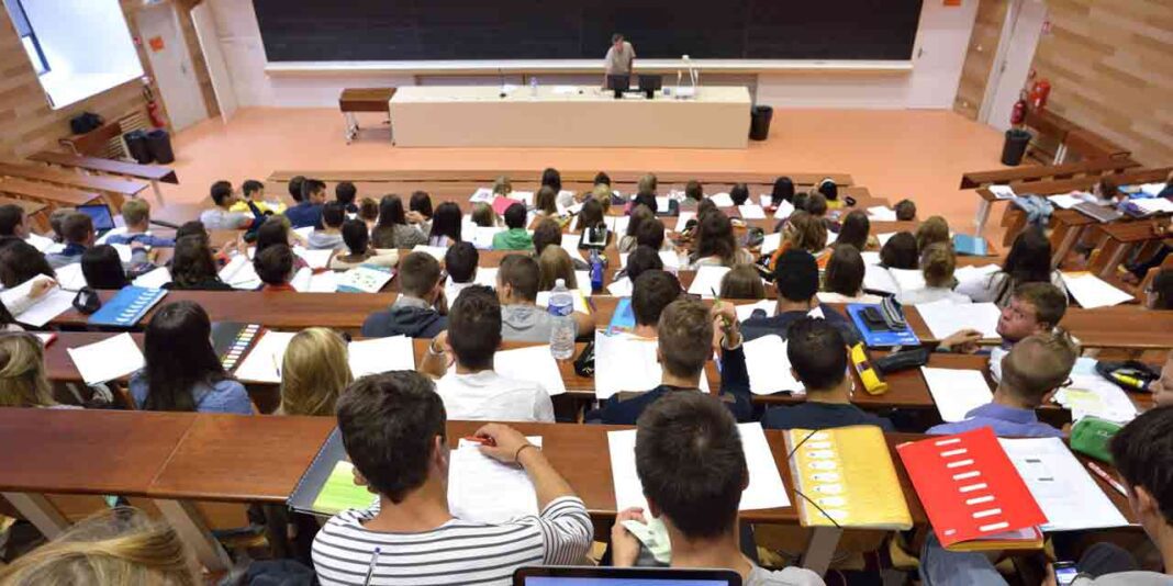 Étudiants en classe universitaire au Maghreb, salle de cours moderne.