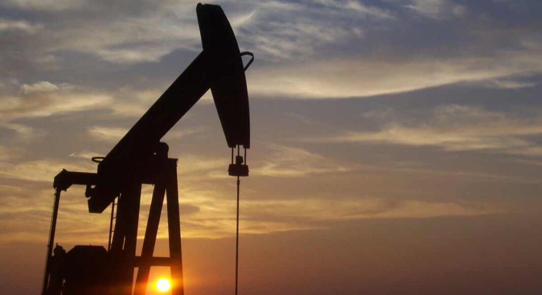 Les prix du pétrole chutent sur les marchés mondiaux Puit de pétrole en silhouette contre un coucher de soleil.