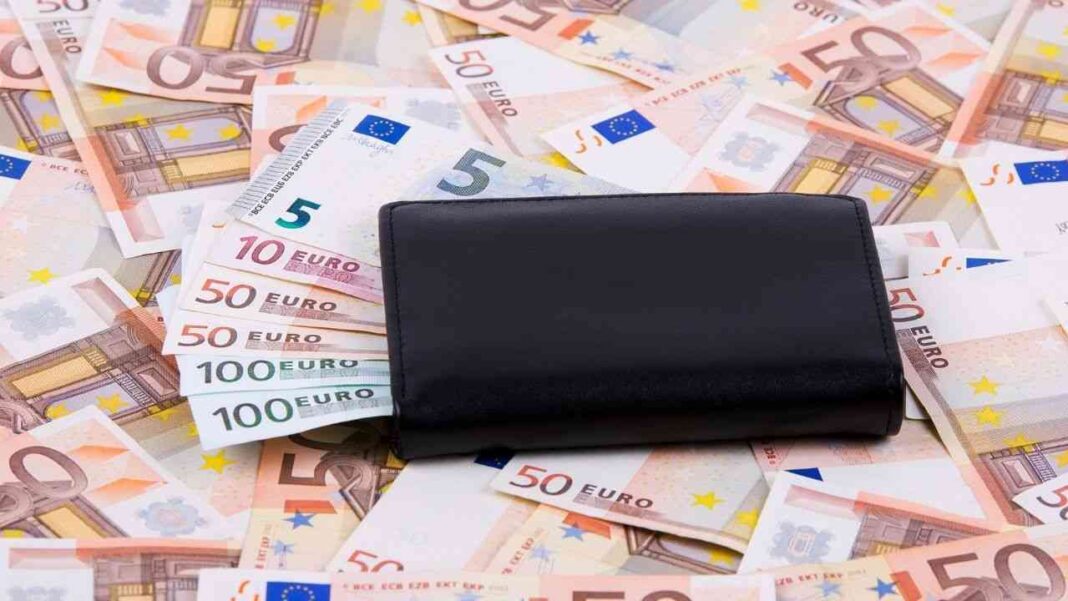 Voici la situation du dinar face aux devises en banque et au marché noir ce samedi 27 août Portefeuille noir entouré de billets en euros de différentes denominations.