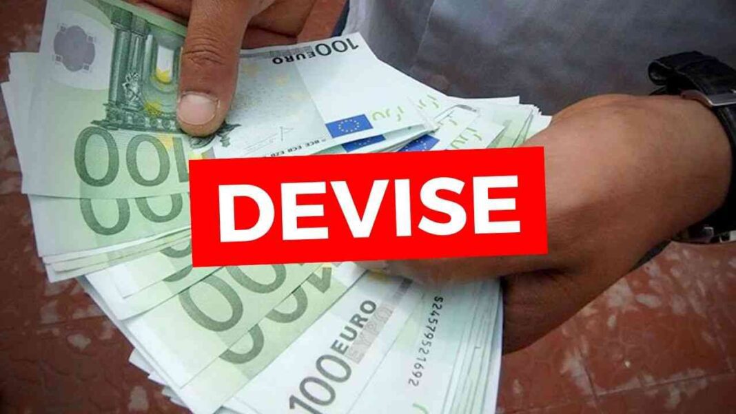 Baisse de l’Euro face au Dinar algérien : Voici le taux de change des principales devises, ce 15 avril Main tenant des billets de 100 euros avec le mot 'DEVISE' en rouge.