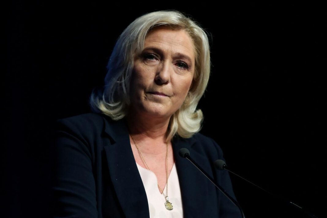 Marine Le Pen : Il n’y aura aucune raison d’expulser les immigrés Algériens si… Femme politique parlant lors d'une conférence, expression sérieuse.