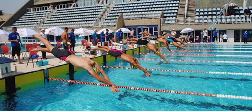 Natation: Jaouad Syoud parfait ses records … Jeunes nageurs en synchronisation lors d'une compétition de natation.