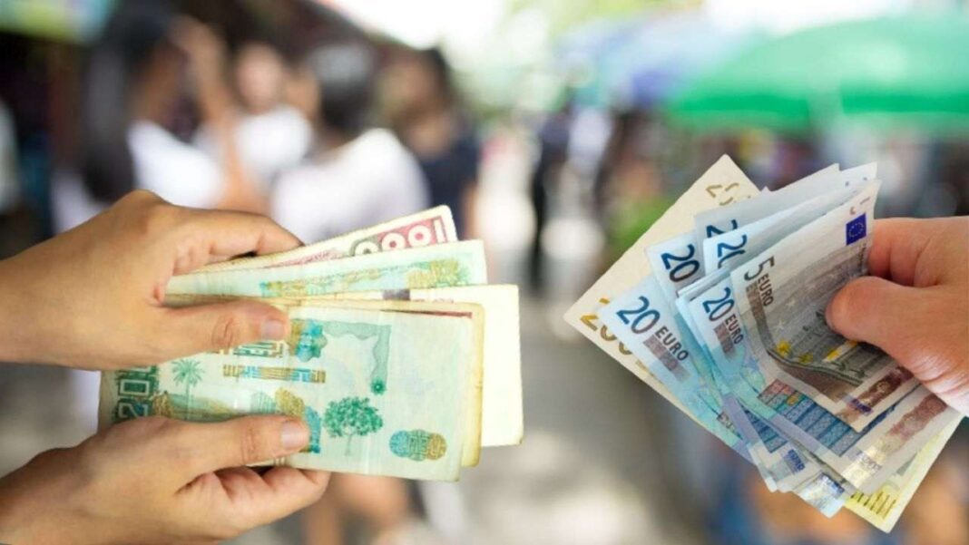 Taux de change: Le dinar algérien stagne sur le marché noir, ce 3 octobre Deux mains échangeant des billets de banque en euros dans un marché.