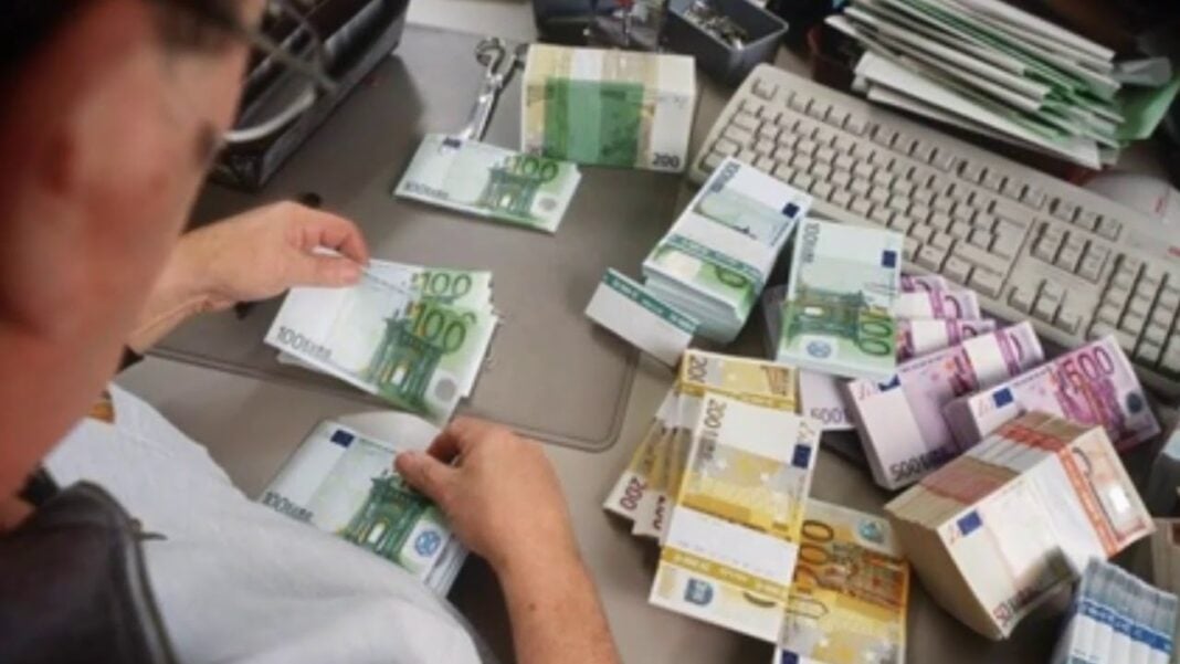 Voici le taux de change du dinar algérien face aux principales devises ce 12 avril Personne comptant des billets en euros sur un bureau de bureau.