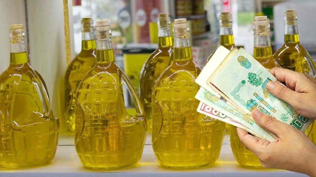 Maroc : l’inflation s’envole ! Bouteilles d'huile d'olive avec argent en main.