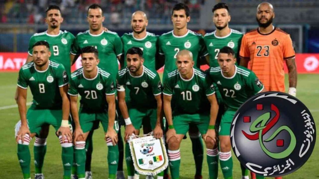 Groupe de joueurs marocains en maillot vert sur le terrain.
