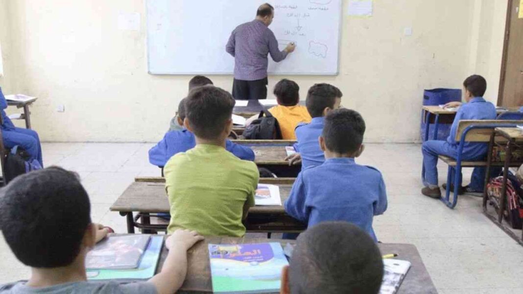 Enseignant expliquant un tableau blanc à des élèves en classe.