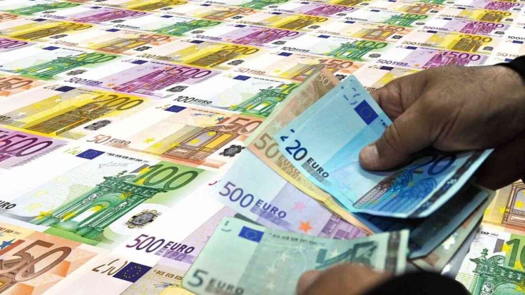 Taux de change : voici la valeur du dinar algérien face aux principales devises ce 8 avril Gros plan sur des billets de banque en euros de différentes valeurs.